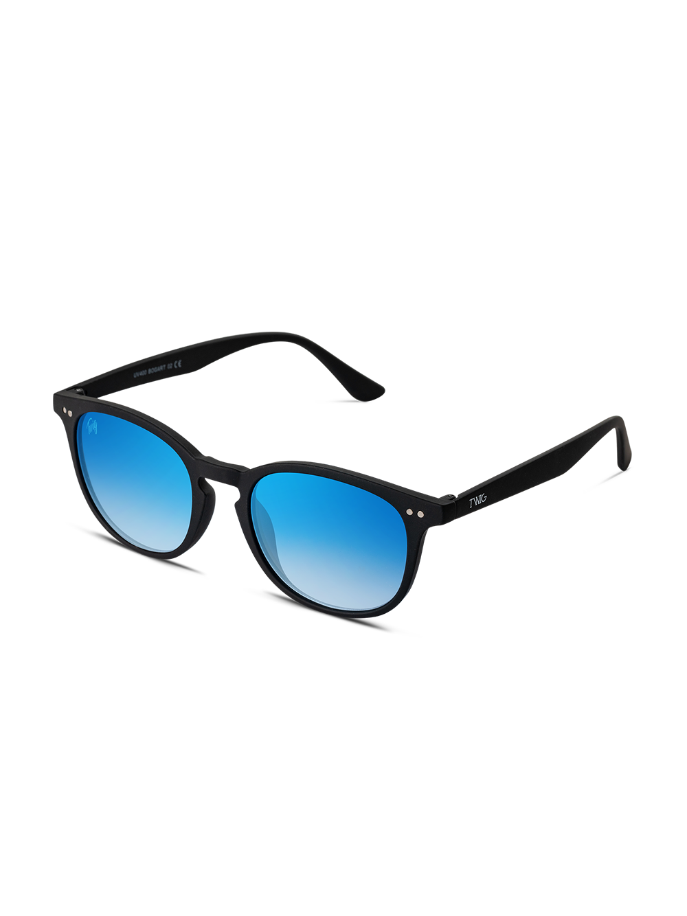 Gli Occhiali da sole Bogart di TWIG Concept Milano sono caratterizzati da una montatura unisex in policarbonato nero con lenti tonde blu specchiate UV 400, sottili rivetti in metallo agli angoli e stanghette leggermente ricurve, su sfondo bianco.
