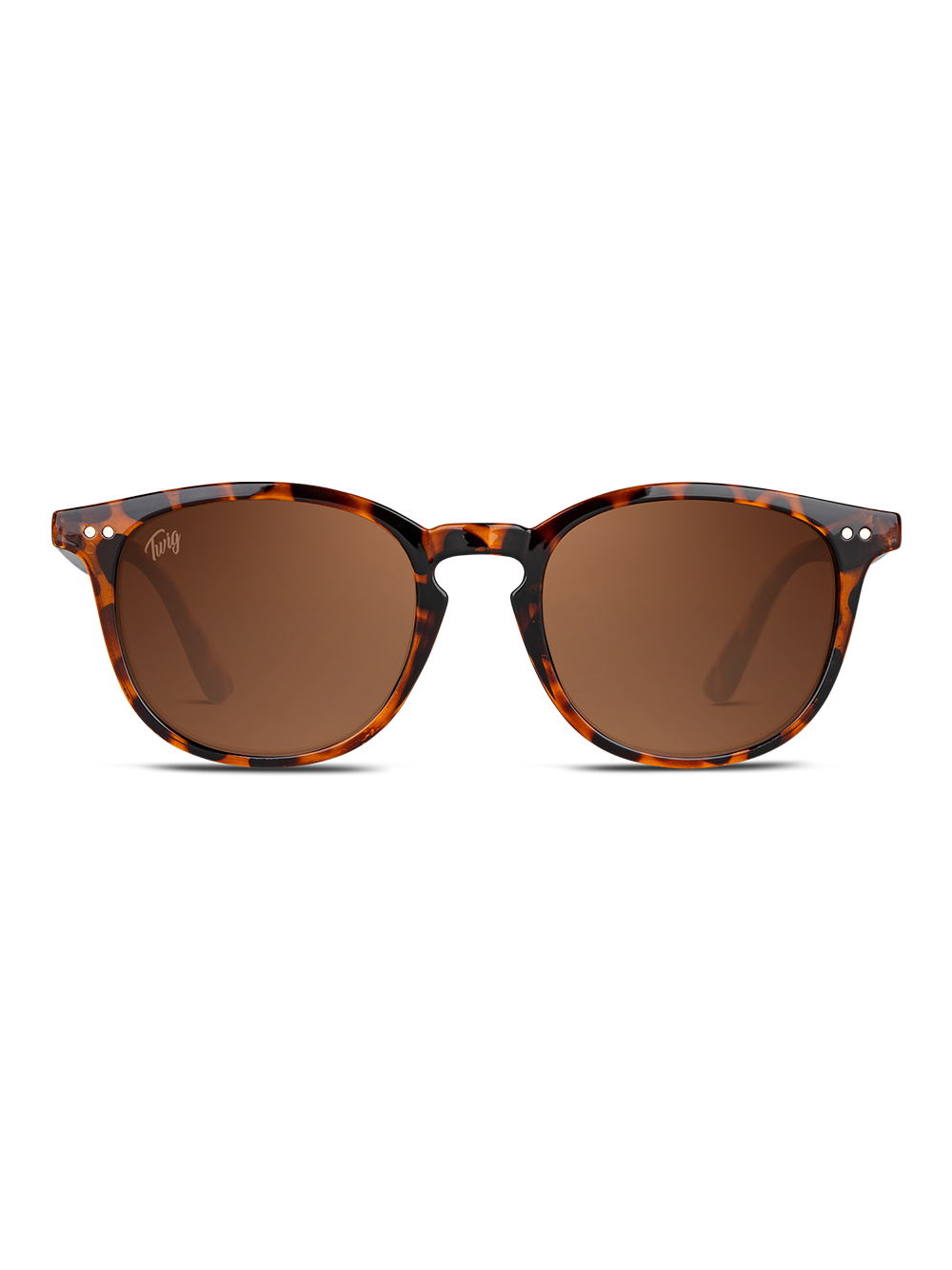 Gli Occhiali da sole Bogart di TWIG Concept Milano sono occhiali da sole unisex in tartaruga con lenti rotonde marroni UV 400, due punti argento su ciascun lato della montatura e la scritta "Twig" in bianco sulla lente sinistra.