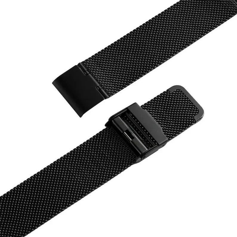 Due cinturini in maglia metallica nera con chiusura magnetica, per lo Skmei Orologio minimalista ultraleggero ultrasottile nero blu, sono raffigurati parallelamente su uno sfondo bianco con chiusura al centro.