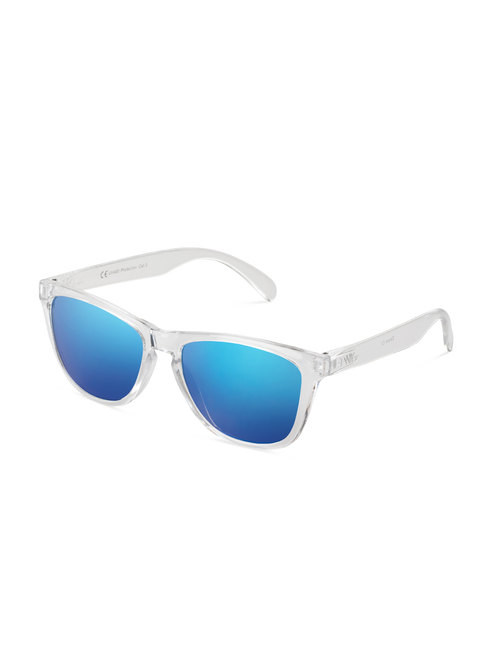 I TWIG Concept Milano Occhiali da sole Darwin sono caratterizzati da montatura in plastica trasparente e lenti blu specchiate per una protezione elegante e duratura, su sfondo bianco.