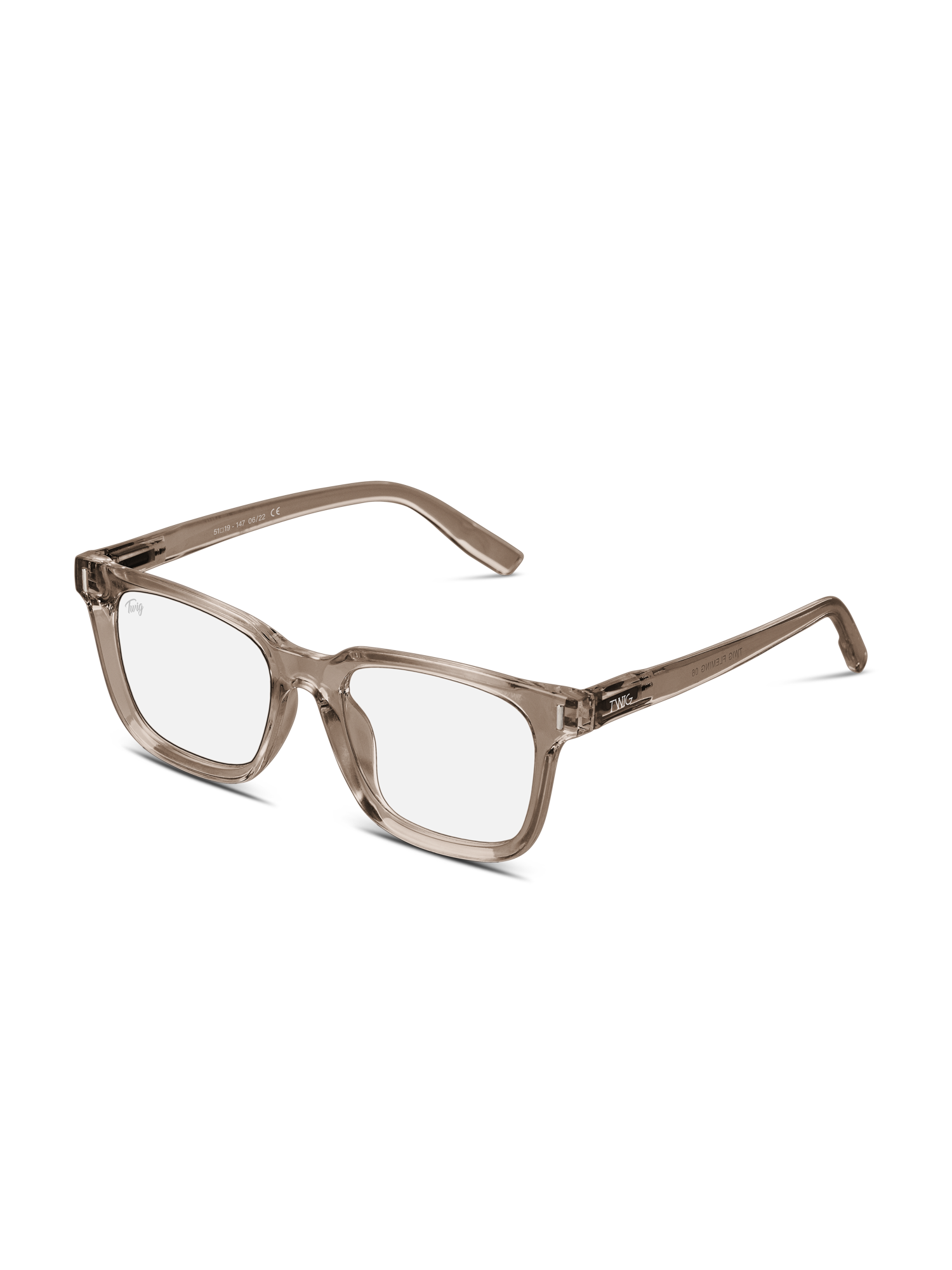 Gli Occhiali luce blu Fleming di TWIG Concept Milano sono occhiali rettangolari trasparenti con montatura marrone chiaro e lenti che assorbono i raggi nocivi. Sono esposti in posizione obliqua su uno sfondo bianco.