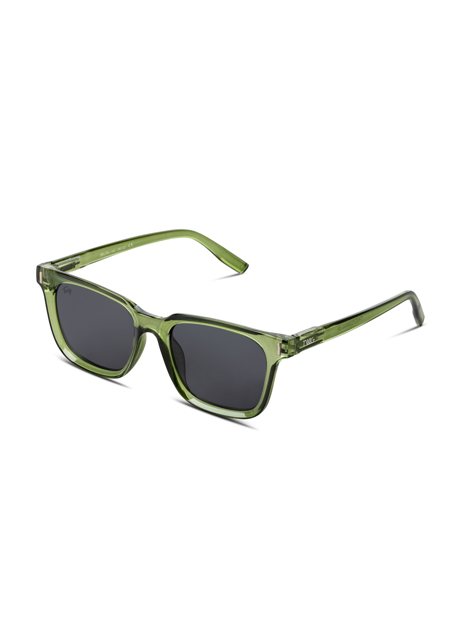 Gli Occhiali da sole Fleming di TWIG Concept Milano sono occhiali da sole rettangolari unisex con montatura in policarbonato verde oliva trasparente e lenti scure UV400, leggermente inclinate su sfondo bianco.