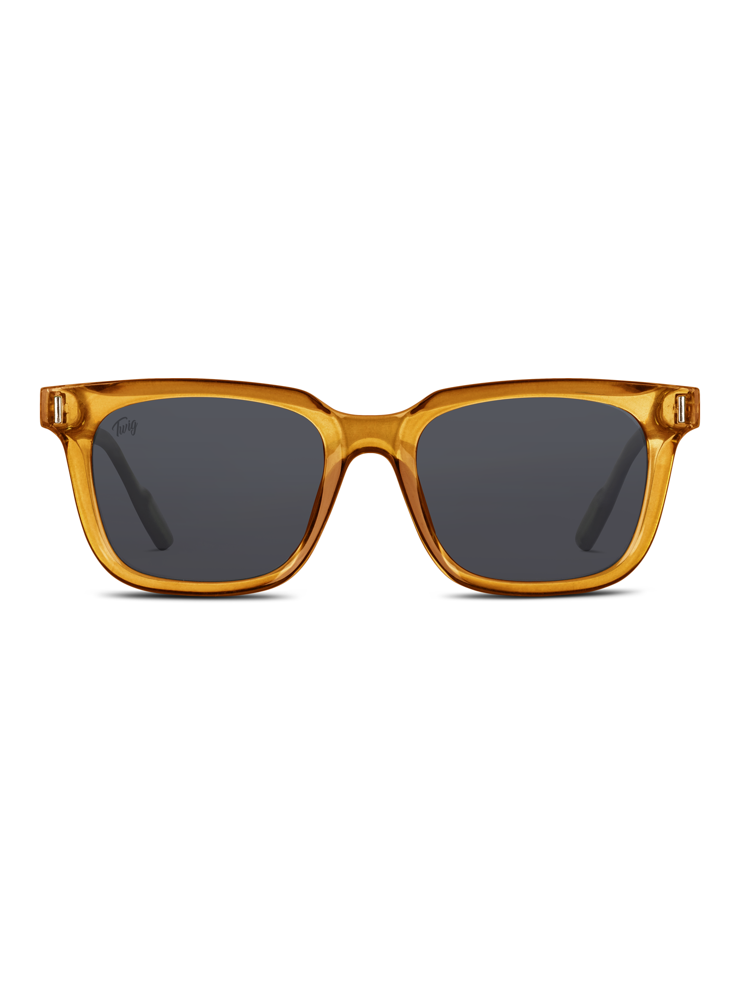 Gli Occhiali da sole Fleming di TWIG Concept Milano sono occhiali da sole rettangolari unisex con montatura spessa e traslucida color ambra e lenti scure UV 400, su sfondo bianco.