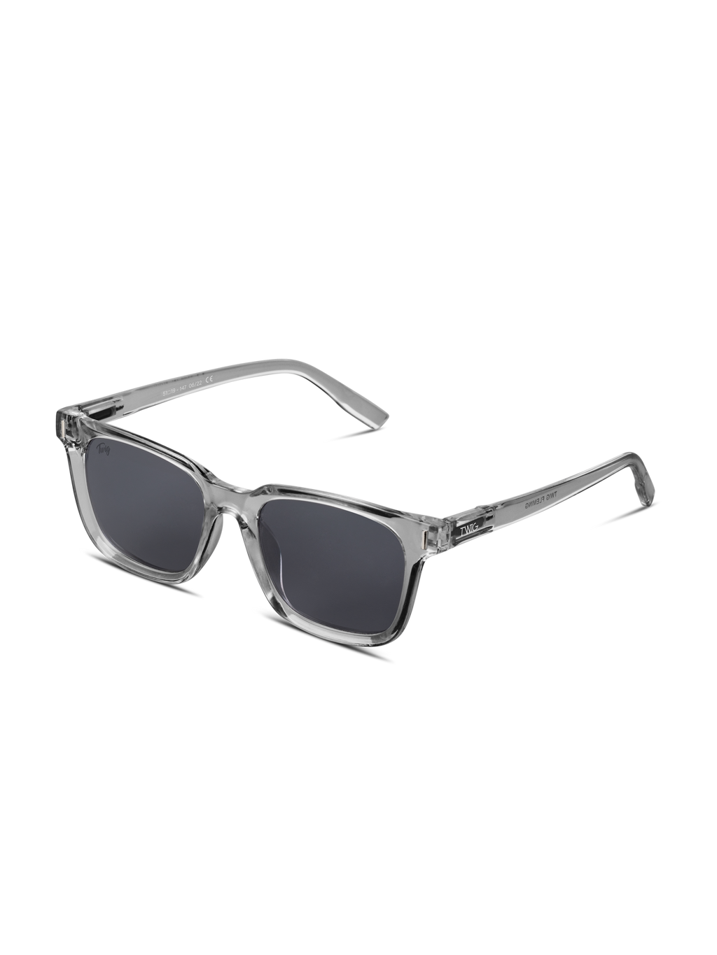 Gli Occhiali da sole Fleming di TWIG Concept Milano sono occhiali da sole rettangolari unisex di colore grigio chiaro con lenti scure e spessa montatura in policarbonato trasparente, con protezione UV 400, su sfondo bianco.