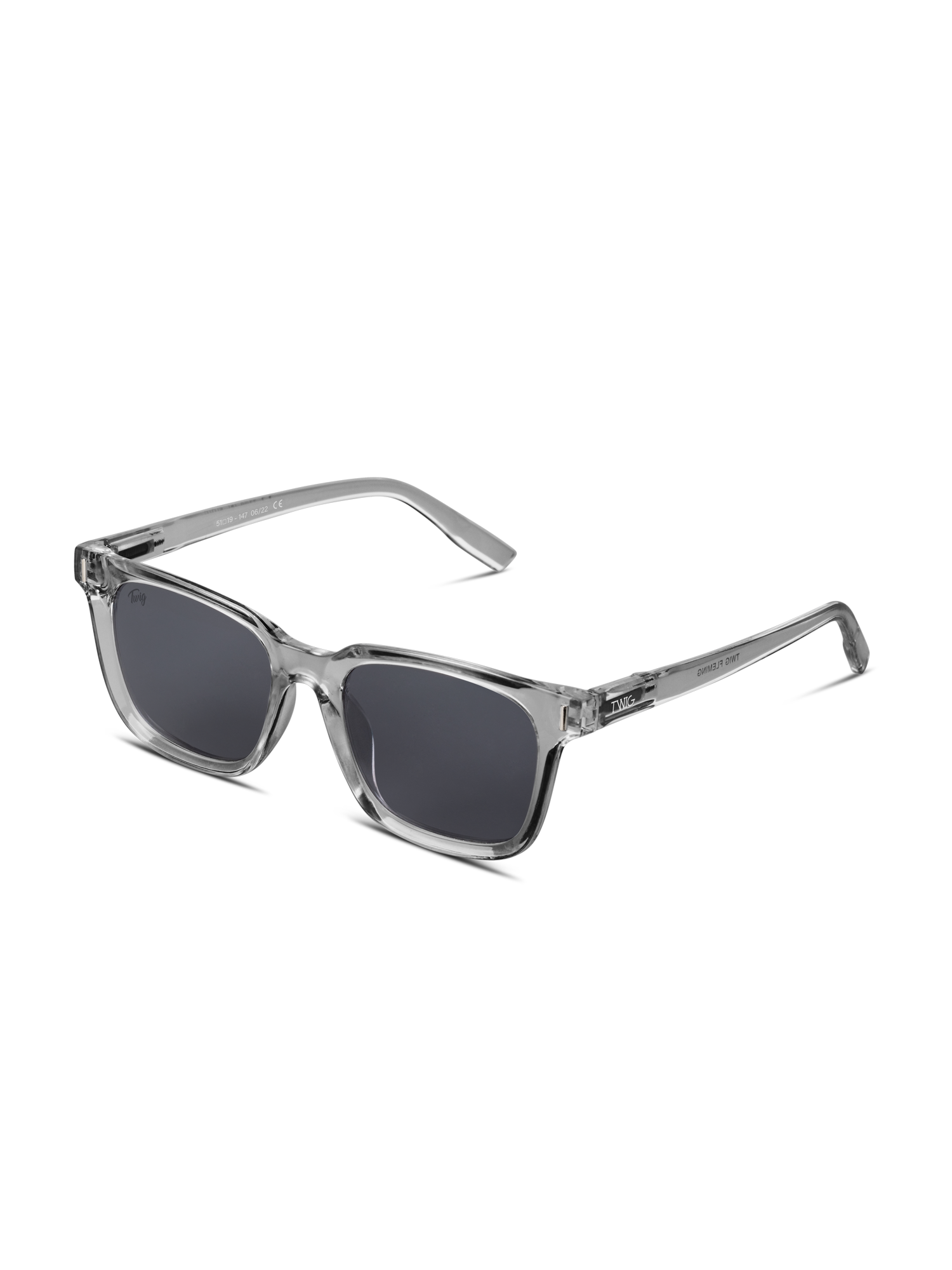 Gli Occhiali da sole Fleming di TWIG Concept Milano sono occhiali da sole rettangolari unisex di colore grigio chiaro con lenti scure e spessa montatura in policarbonato trasparente, con protezione UV 400, su sfondo bianco.