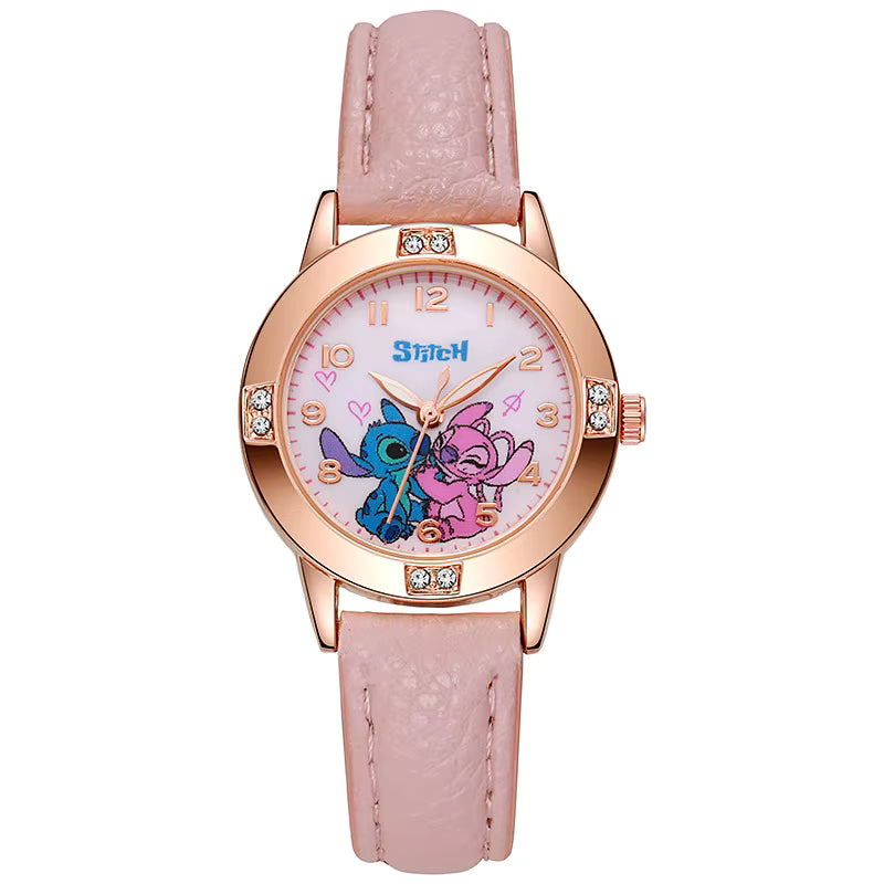 L'Orologio bambini cartoon Stitch di PACOSHOP24.COM ha un cinturino in pelle rosa, una cassa in oro rosa e un quadrante scintillante con Stitch e Angel, perfetto come regalo di stile per i bambini!.