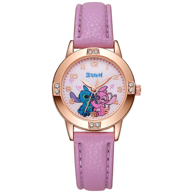 L'Orologio bambini cartoon Stitch di PACOSHOP24.COM è dotato di cinturino rosa testurizzato, cassa in oro rosa e quadrante con Stitch e Angel. Decorato con cristalli e numeri dorati, questo elegante orologio quarzo è perfetto per i bambini che amano il divertimento Disney.