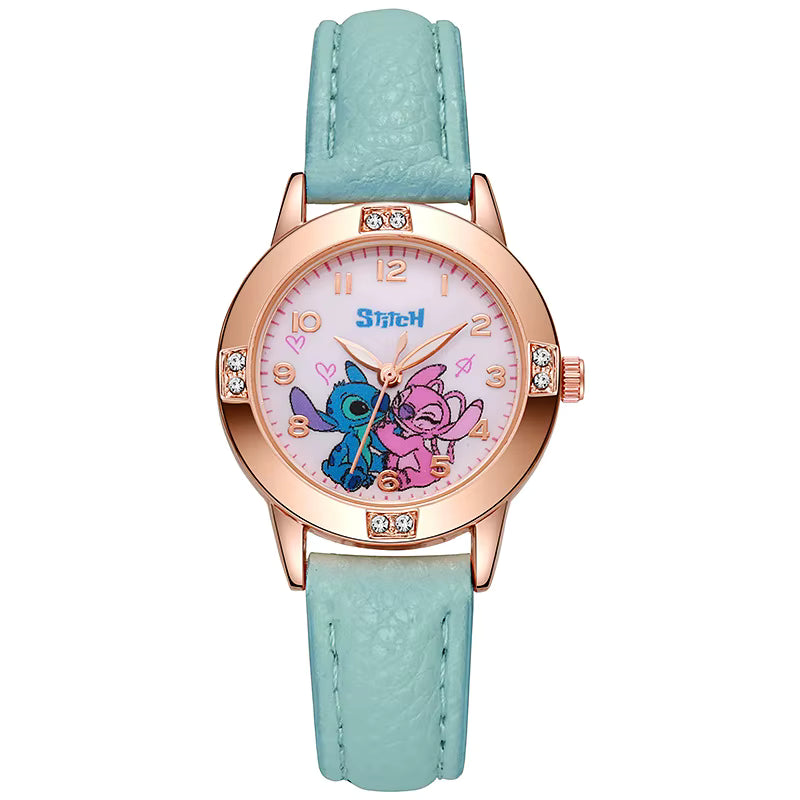 L'Orologio bambini cartoon Stitch di PACOSHOP24.COM ha un cinturino in pelle blu chiaro, una cassa in oro rosa e un quadrante con Stitch e Angel. Cristalli scintillanti e indici rosa rendono questo orologio quarzo affascinante per bambini e appassionati.