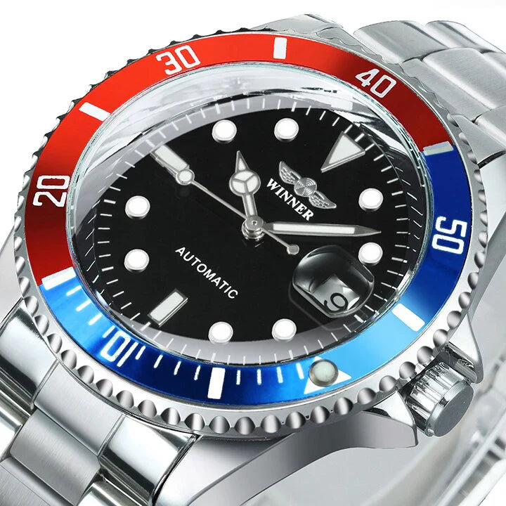 Primo piano di un orologio PACOSHOP24.COM Orologio automatico uomo meccanico mod. Gmt, con quadrante nero e indici bianchi, lunetta rossa e blu, datario ed elegante cinturino in metallo.