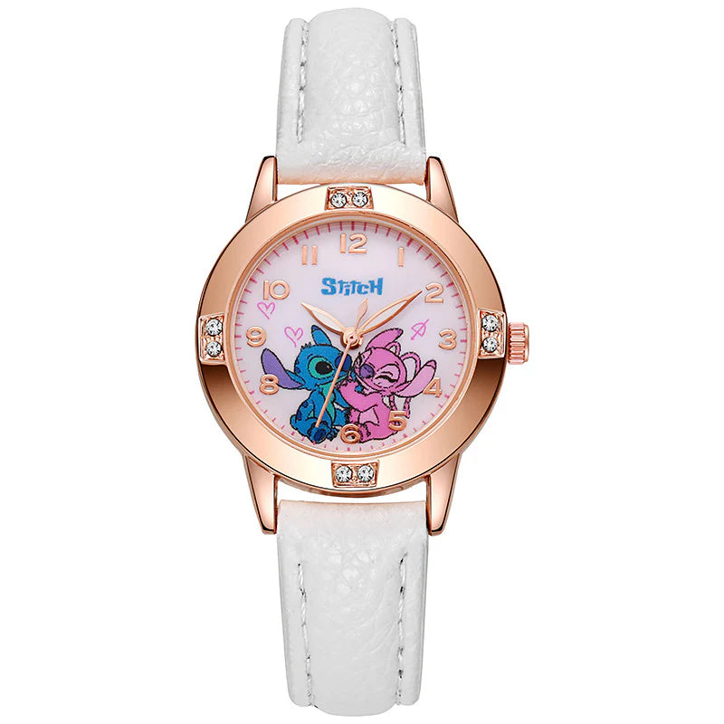 L'Orologio bambini cartoon Stitch di PACOSHOP24.COM è dotato di cinturino in pelle bianca, cassa in oro rosa, quadrante rosa con Stitch e Angel e cristalli scintillanti su alcuni indici: perfetto per i bambini!.
