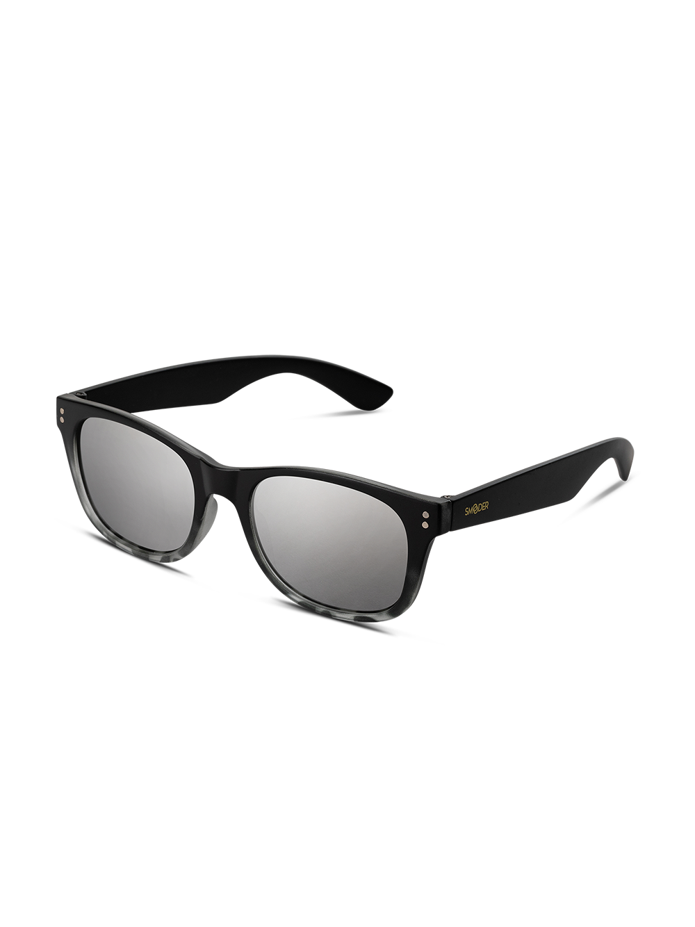 Gli Smooder Occhiali da sole Idol Plus sono occhiali da sole rettangolari di colore nero con montatura spessa e lenti argentate e riflettenti con protezione UV 400, su sfondo bianco.