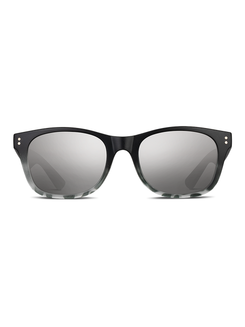 Gli Occhiali da sole Idol Plus di Smooder, in stile wayfarer nero con lenti grigie specchiate, sono mostrati frontalmente su sfondo bianco. Resistenti e alla moda, offrono protezione UV 400 per i tuoi occhi.