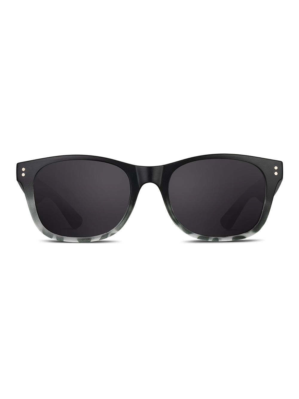 Gli Smooder Occhiali da sole Idol Plus sono occhiali da sole neri in stile wayfarer con protezione UV 400, montatura in policarbonato lucido e cerniere argentate. In figura, su sfondo bianco.