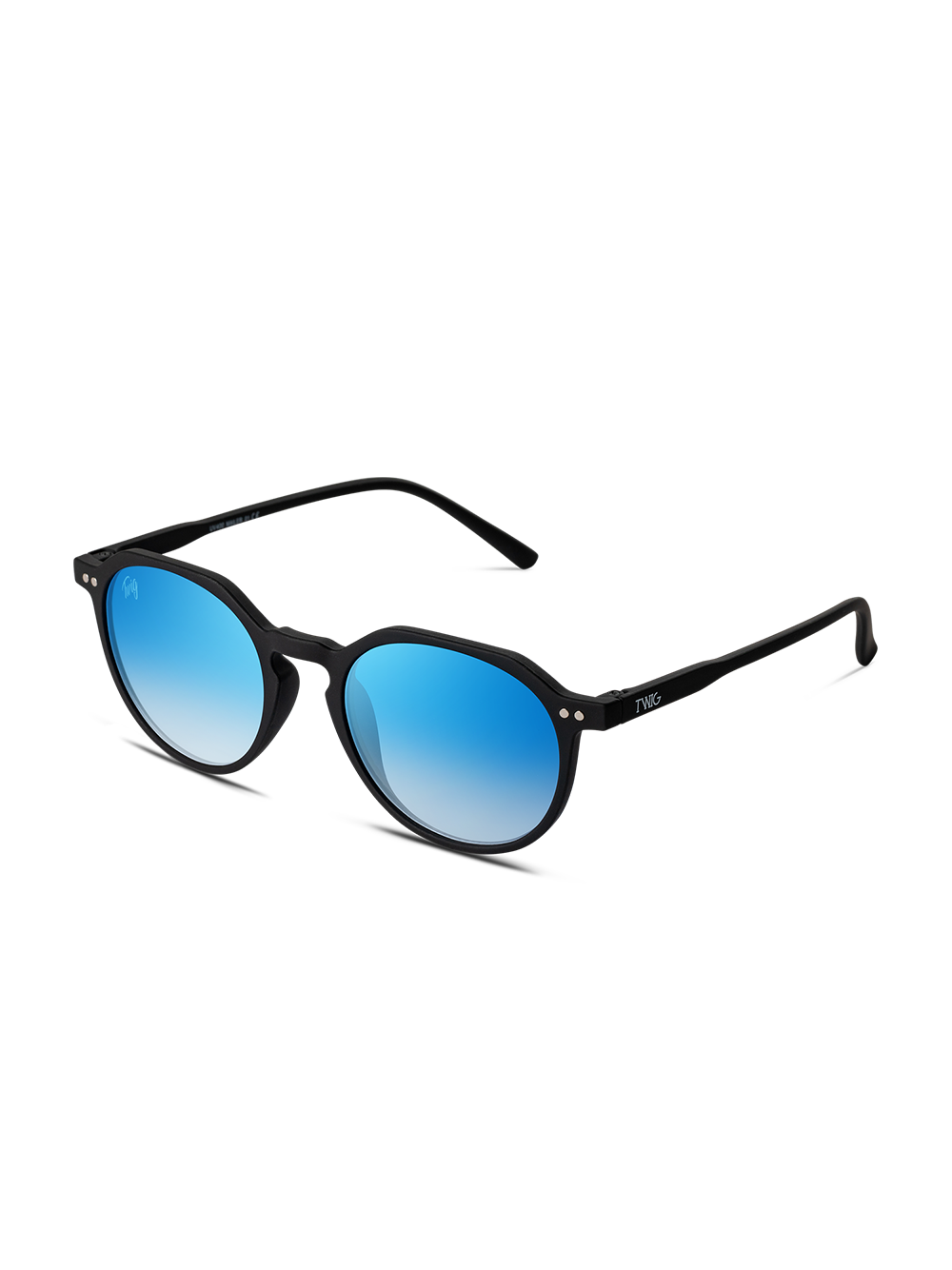 I TWIG Concept Milano Occhiali da sole Mailer sono occhiali da sole con montatura nera e lenti tonde blu specchiate, realizzati in resistente policarbonato, presentati su sfondo bianco da un'angolazione laterale e leggermente dall'alto.