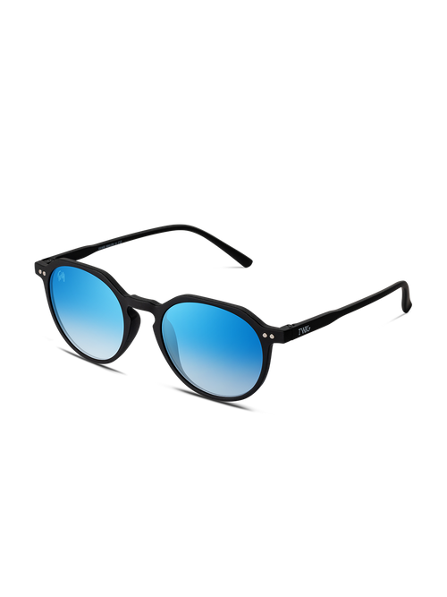 I TWIG Concept Milano Occhiali da sole Mailer sono occhiali da sole con montatura nera e lenti tonde blu specchiate, realizzati in resistente policarbonato, presentati su sfondo bianco da un'angolazione laterale e leggermente dall'alto.