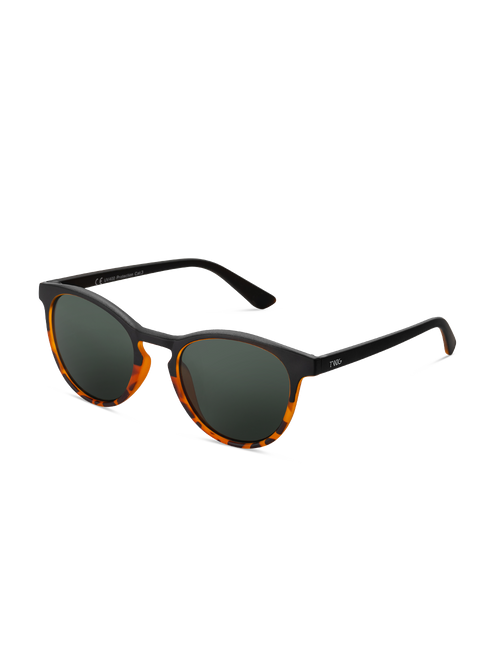 Gli Occhiali da sole Pasteur di TWIG Concept Milano presentano lenti verde scuro, montatura superiore nera e bordi tartarugati; realizzati in policarbonato resistente, offrono protezione UV 400 per uno stile sicuro e alla moda.
