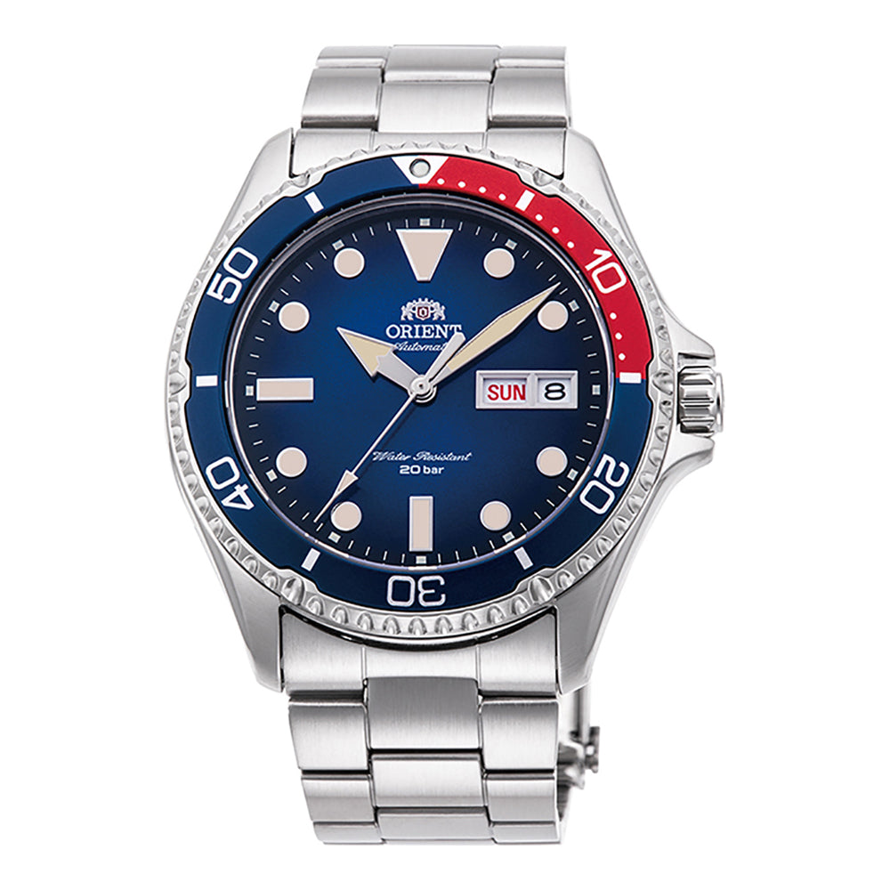 L'Orient Mako Kamasu Automatico RA-AA0812L39B Orologio uomo Pepsi ha la cassa in acciaio, il quadrante blu, gli indici argentati, la lunetta blu e rossa, il day-date e il bracciale a maglie in metallo. Marchio: Orient.