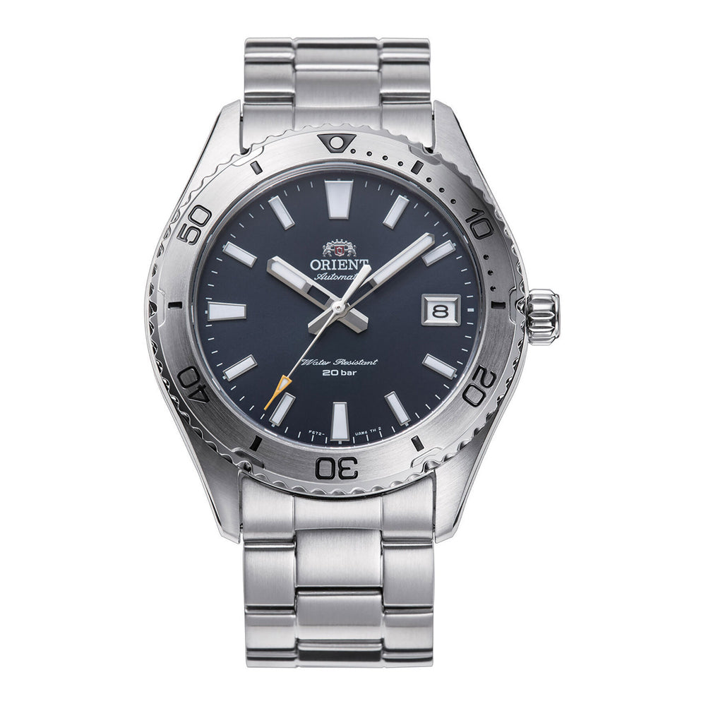 L'Orient Mako 40 RA-AC0Q02L30B è un orologio subacqueo automatico da uomo in acciaio inossidabile, con quadrante blu, indici e lancette argentati, lancetta dei secondi con punta arancione, data a ore 3, lunetta unidirezionale e bracciale a maglie in acciaio.