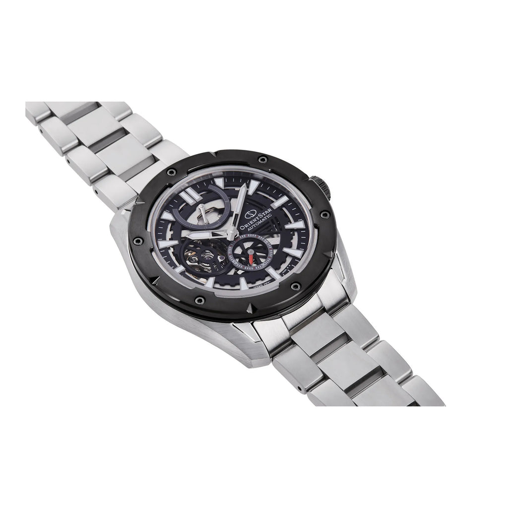 L'Orient Star Avantgarde Skeleton Automatico RE-AV0A01B00B di Orient è un orologio da uomo con cinturino in acciaio inossidabile, quadrante scheletrato nero e argento con contatori, ingranaggi a vista e vetro zaffiro.