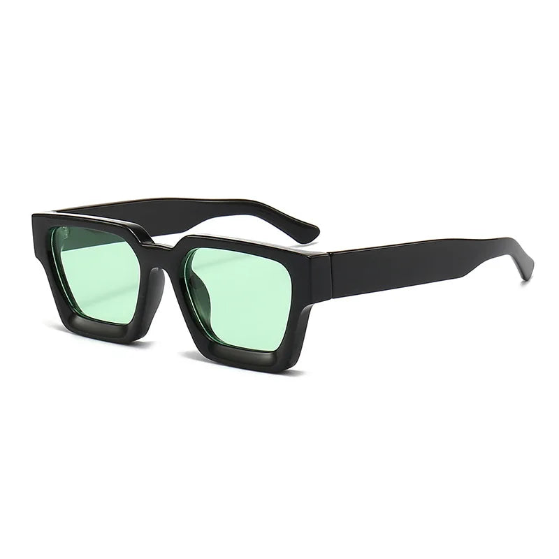 Un paio di Occhiali da sole con montatura quadrata Fashion Retrò Vintage di PACOSHOP24.COM, con montatura spessa nera e lenti UV400 verde chiaro, su sfondo bianco.
