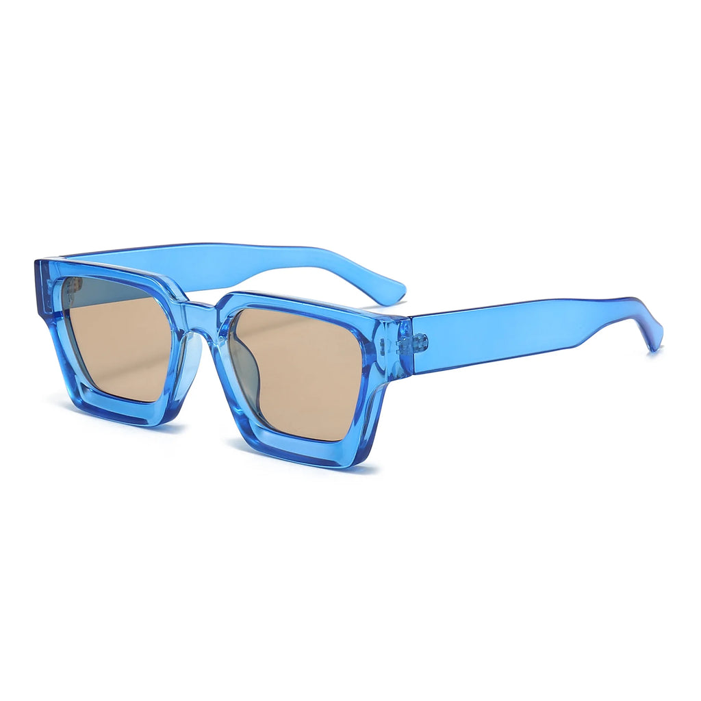 Gli Occhiali da sole con montatura quadrata Fashion Retrò Vintage di PACOSHOP24.COM presentano montatura blu spessa e traslucida con lenti UV400 marroni, mostrate su sfondo bianco.