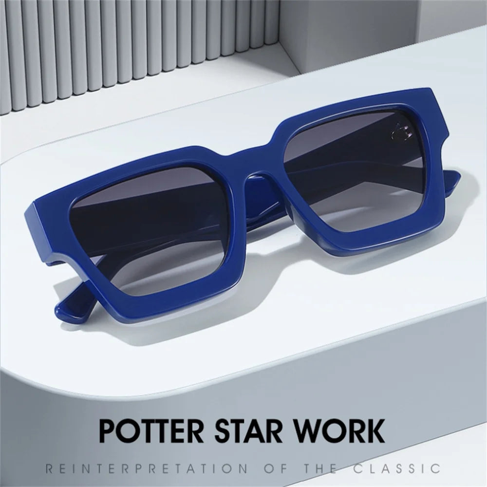 Occhiali da sole con montatura quadrata Fashion Retrò Vintage di PACOSHOP24.COM, con lenti UV400 blu scuro, sono appoggiati su una superficie curva bianca. Sotto si legge "POTTER STAR WORK" e "REINTERPRETATION OF THE CLASSIC".