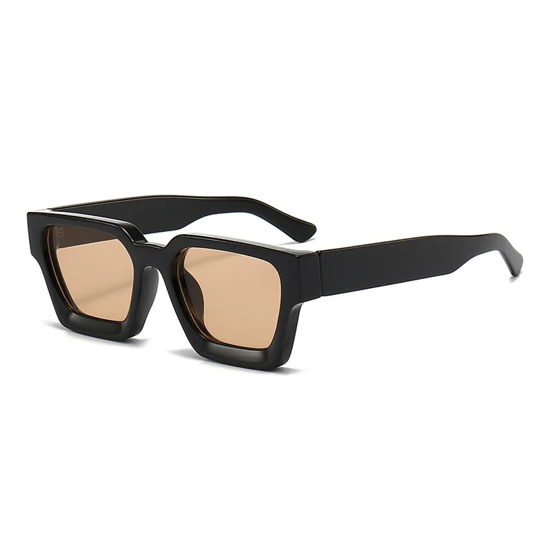 Un paio di Occhiali da sole con montatura quadrata Fashion Retrò Vintage di PACOSHOP24.COM, con montatura spessa nera e lenti UV400 marrone chiaro, visualizzati a tre quarti su sfondo bianco.