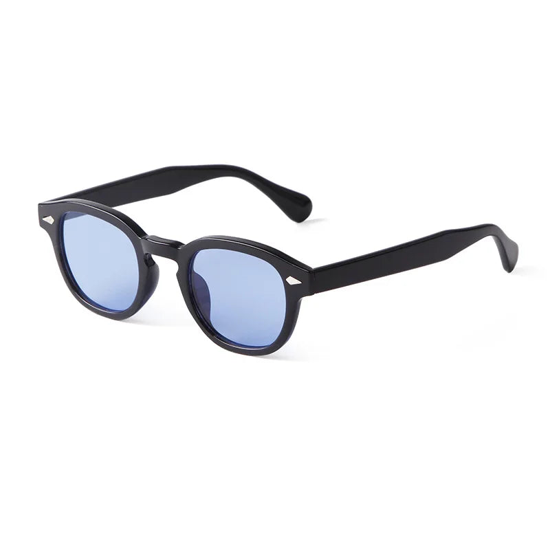 PACOSHOP24.COM Occhiali da sole vintage fashion retrò rotondi Unisex in policarbonato con montatura nera e lenti tonde colorate di blu su sfondo bianco.