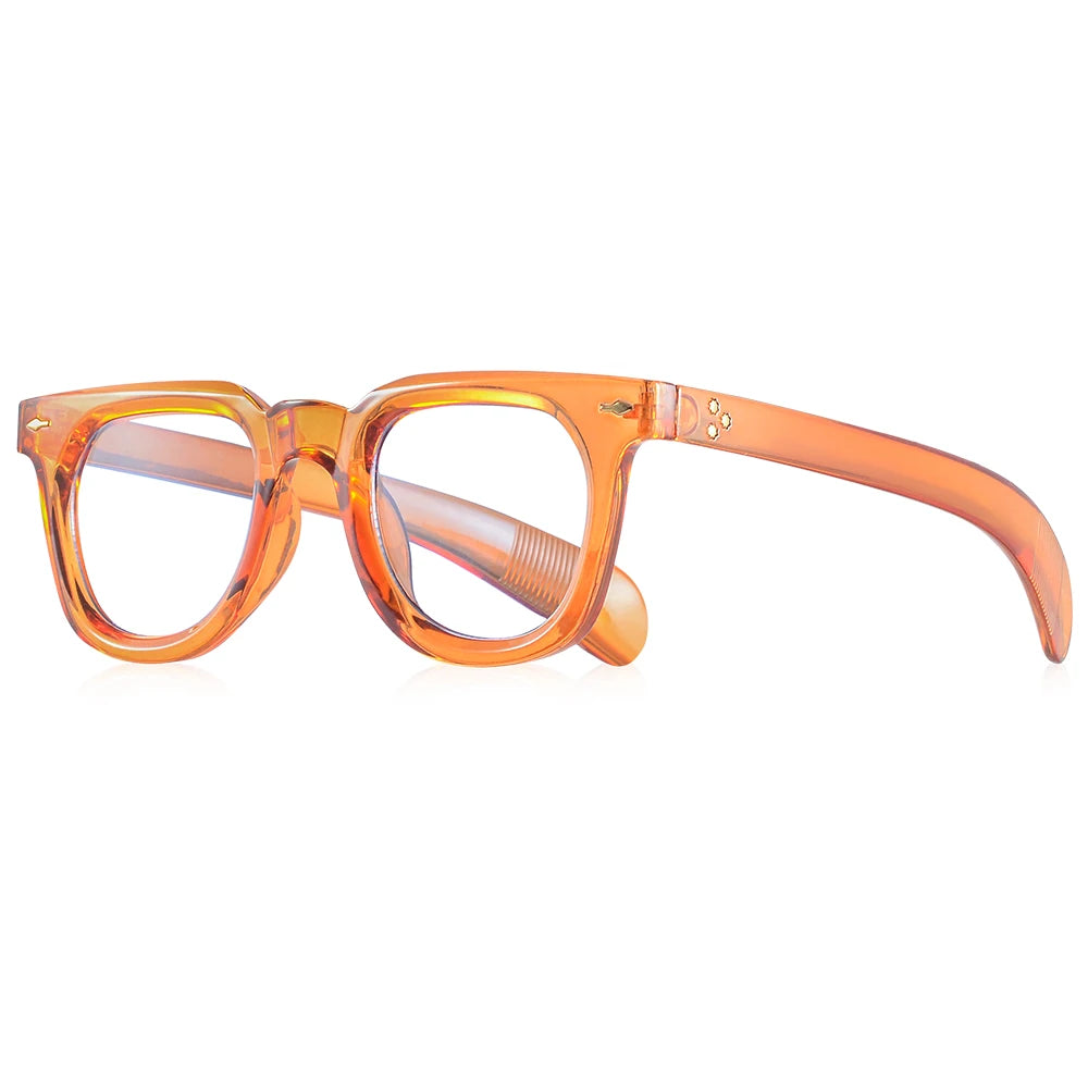 PACOSHOP24.COM Occhiali anti luce blu Unisex wayfarer retrò vintage con montatura arancione traslucida, spessa e rettangolare in resistente policarbonato, su sfondo bianco.