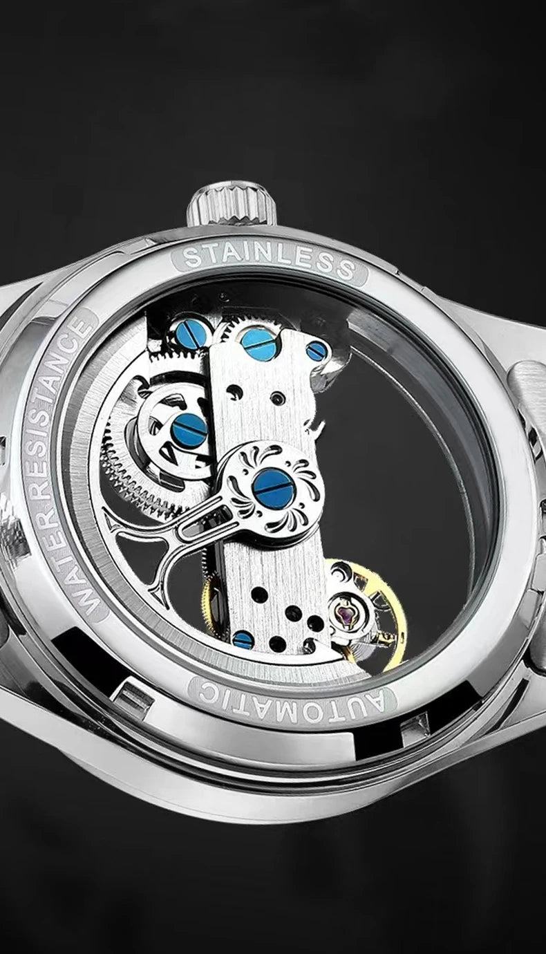 Primo piano dell'Orologio automatico unisex alla moda stile skeleton tourbillon Limited edition di PACOSHOP24.COM, che mostra il movimento automatico a vista con viti e ingranaggi blu visibili attraverso il fondello trasparente.