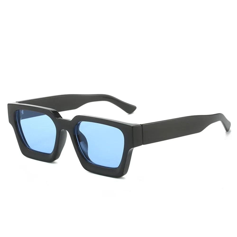 PACOSHOP24.COM Occhiali da sole con montatura quadrata Fashion Retrò Vintage: montatura nera, stanghette spesse e larghe, lenti quadrate UV400 colorate di blu. Visualizzati su sfondo bianco.
