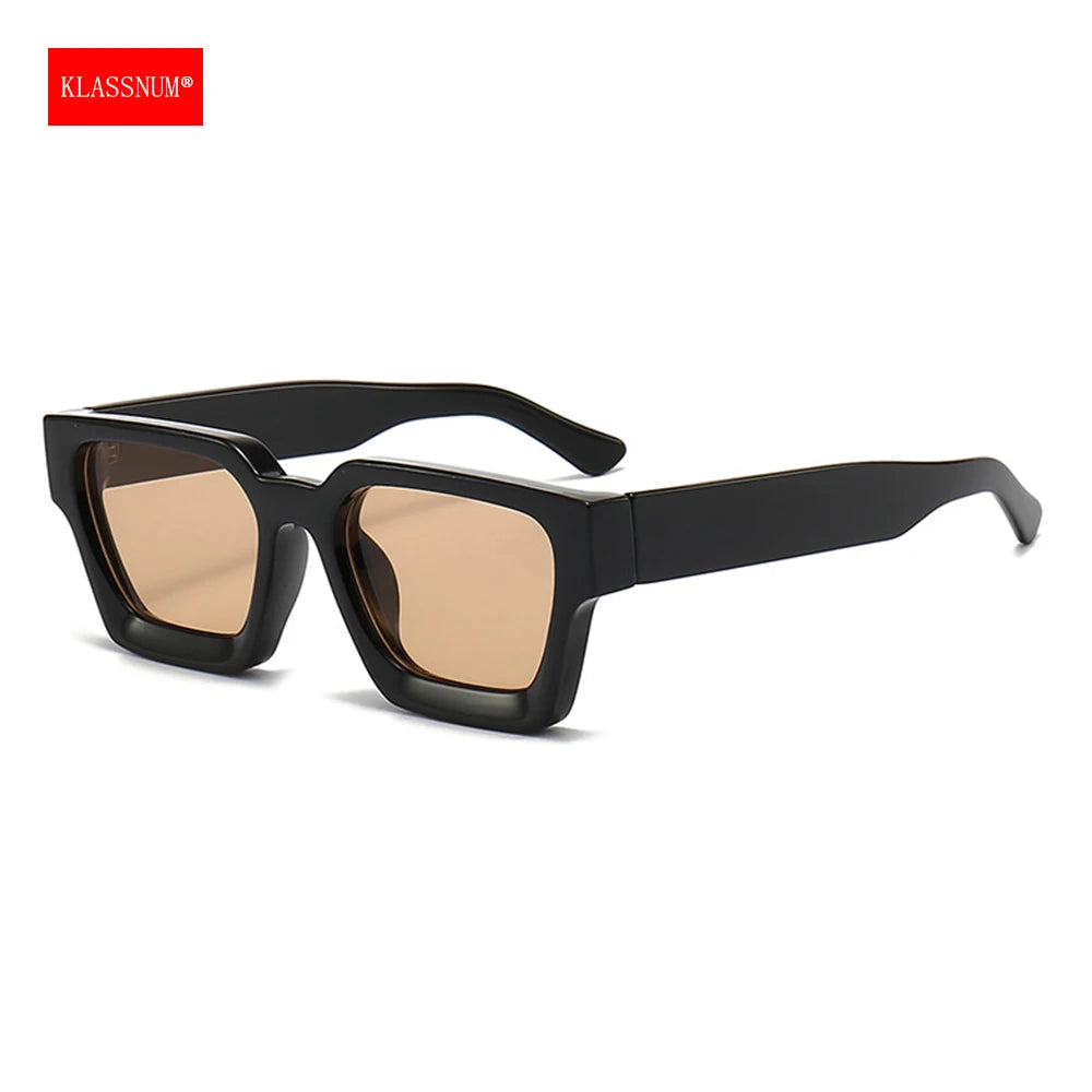 Un paio di Occhiali da sole con montatura quadrata Fashion Retrò Vintage di PACOSHOP24.COM, neri con montatura spessa e lenti UV400 colorate di marrone, raffigurati in bianco. Il logo KLASSNUM in un rettangolo rosso appare in alto a sinistra.