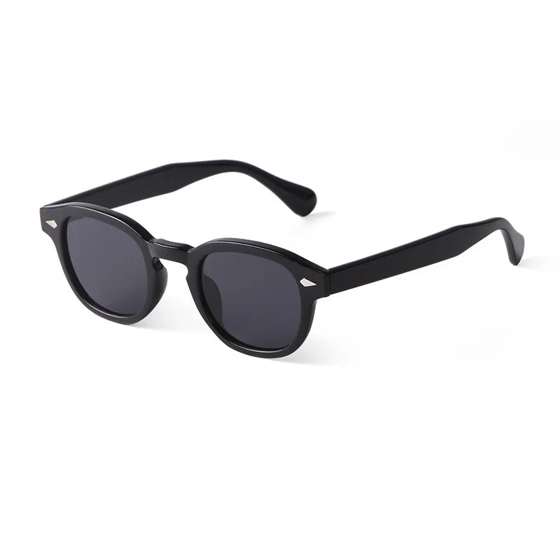 PACOSHOP24.COM Occhiali da sole vintage fashion retrò rotondi unisex in policarbonato, neri con lenti scure e montatura spessa, sono mostrati su sfondo bianco.
