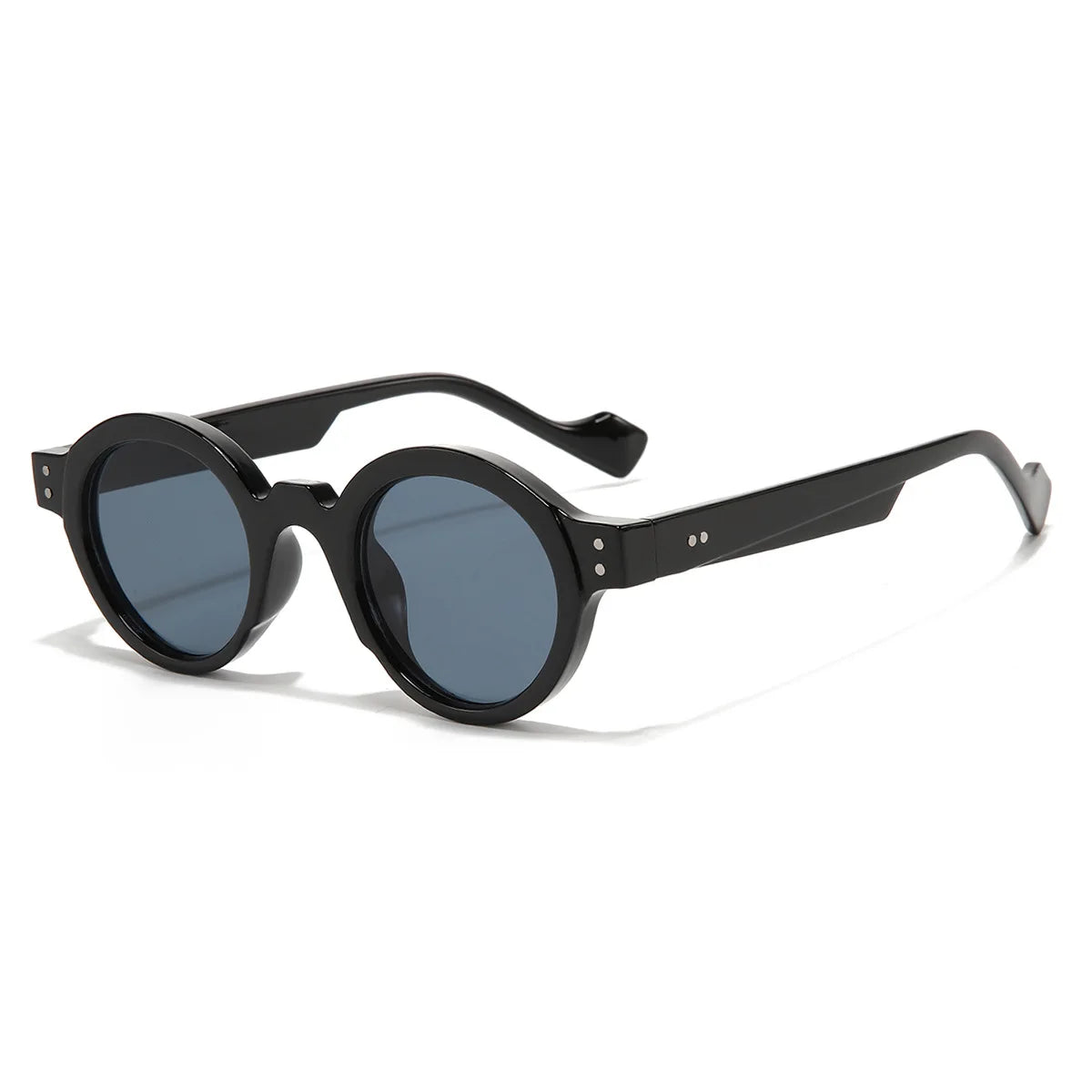 Gli Occhiali da Sole Rotondi punk Retrò UV400 di PACOSHOP24.COM sono caratterizzati da una spessa montatura nera e da lenti blu scuro, inclinate su uno sfondo bianco: questi occhiali da sole unisex donano un tocco retrò e senza tempo a qualsiasi look.