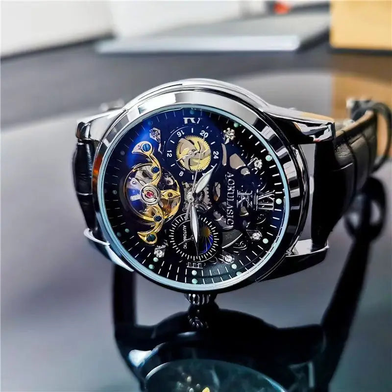 Primo piano di un PACOSHOP24.COM Orologio automatico uomo con fasi lunari, con cinturino in pelle nera, cassa argentata e quadrante meccanico dettagliato, visualizzato su una superficie nera lucida.