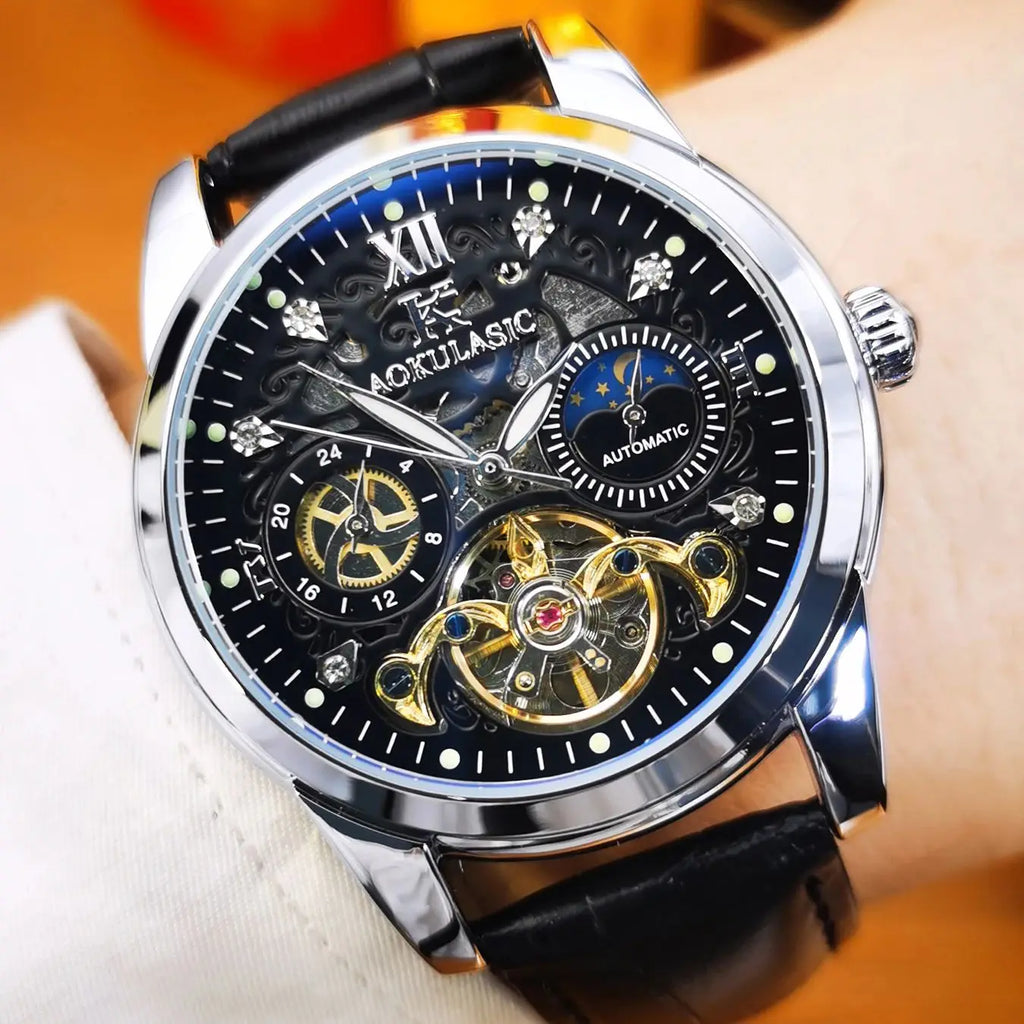 Primo piano di un polso che indossa l'Orologio automatico scheletrato uomo Tourbillon Design di PACOSHOP24.COM, con ingranaggi a vista, numeri romani, quadrante secondario AUTOMATICO e un elegante cinturino in pelle nera: un elegante orologio uomo.