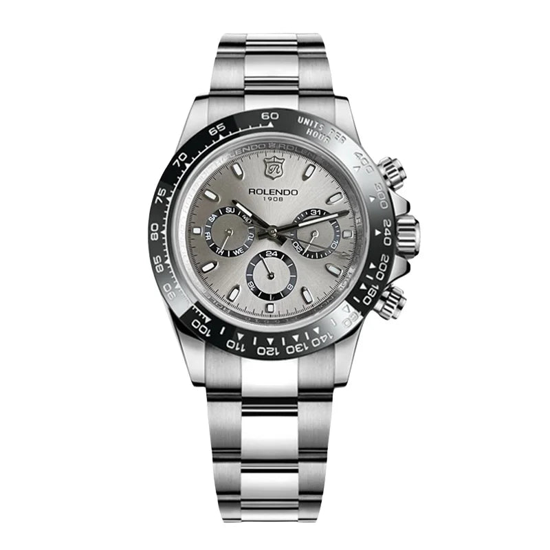 Un cronografo automatico uomo PACOSHOP24.COM con cinturino in metallo, lunetta in ceramica nera e argento, vetro zaffiro, tre contatori e tre pulsanti laterali è visualizzato su uno sfondo bianco.
