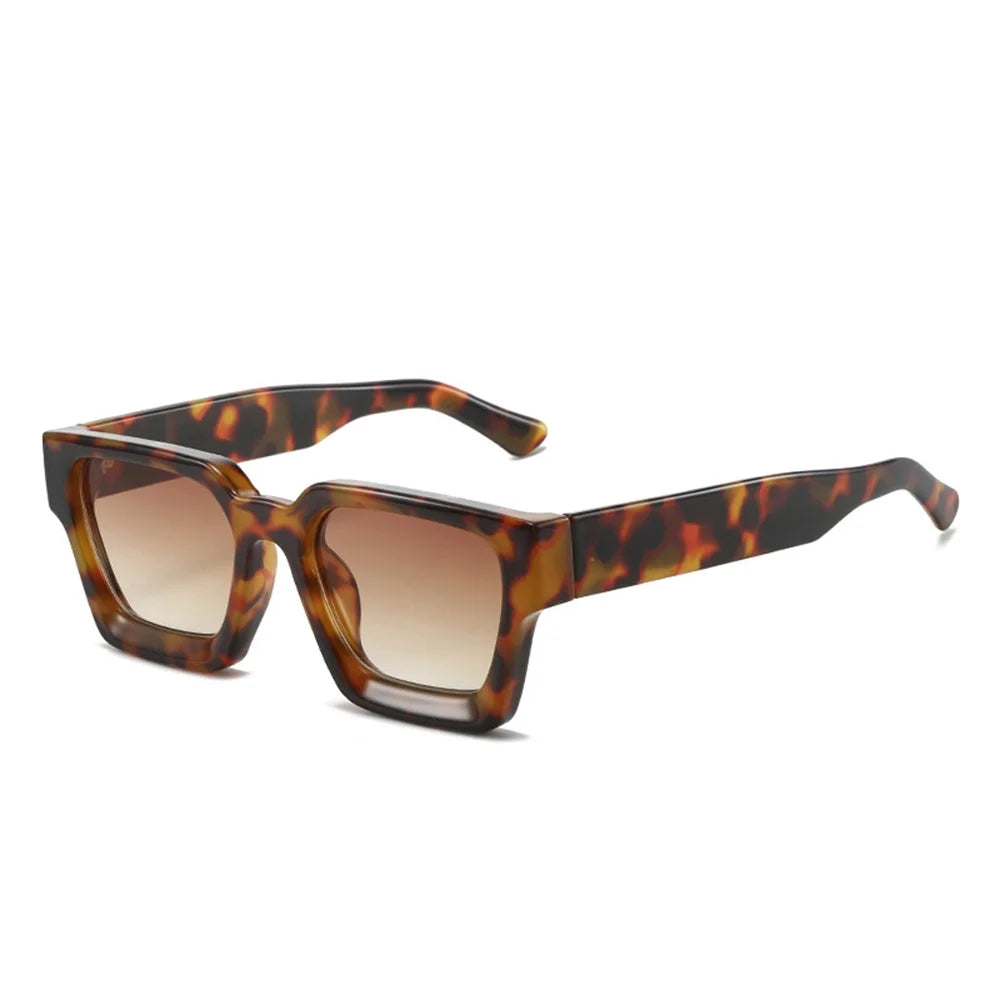 Gli Occhiali da sole con montatura quadrata Fashion Retrò Vintage di PACOSHOP24.COM sono caratterizzati da una montatura tartarugata, lenti sfumate marroni con protezione UV400, su sfondo bianco.