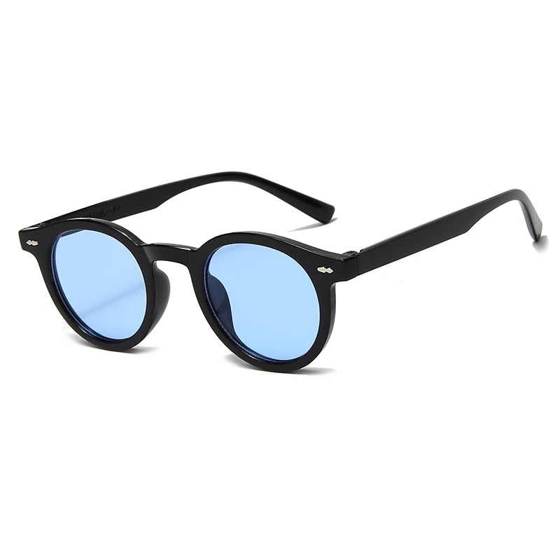 Un paio di Occhiali da Sole Unisex stile Ovale moda di PACOSHOP24.COM, con montatura nera e lenti UV400 colorate di blu, visualizzati con una leggera angolazione su sfondo bianco.