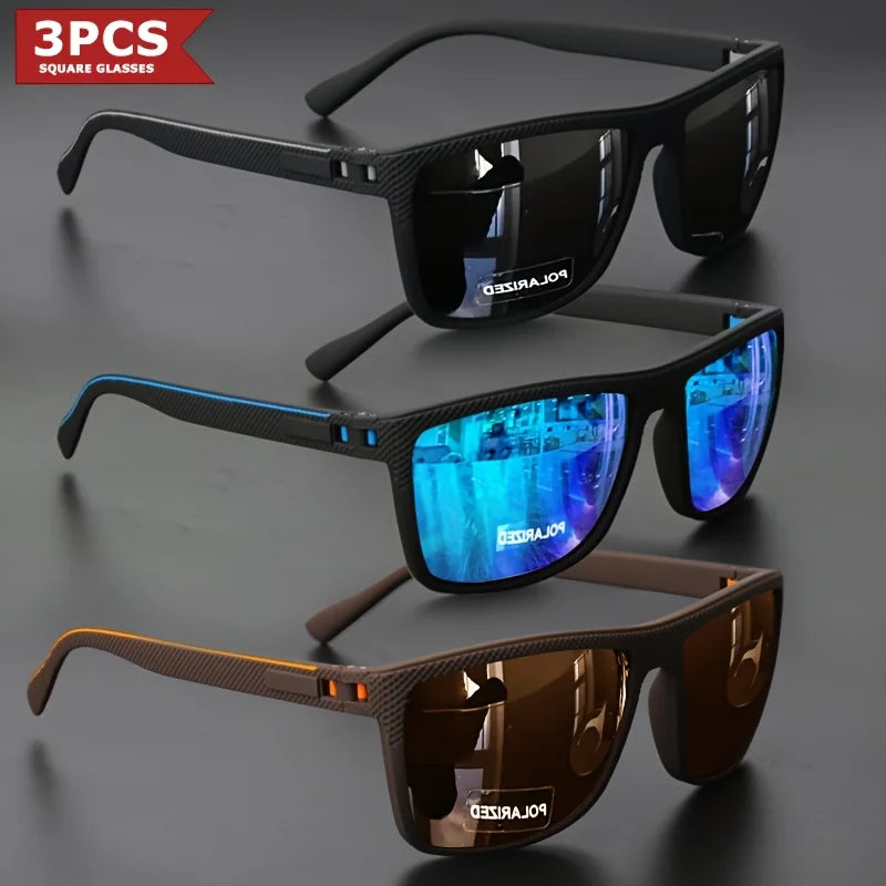 Tre paia di PACOSHOP24.COM Occhiali da sole unisex polarizzati a specchio sportivo - nero, nero con accenti blu e marrone - sono raffigurati su una superficie scura, ciascuno con l'etichetta "3PCS Square Glasses" nell'angolo. Protezione UV400 inclusa.