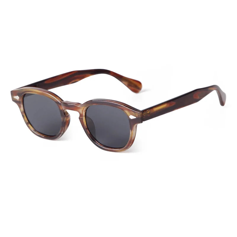 PACOSHOP24.COM Occhiali da sole vintage fashion retrò rotondi Unisex in policarbonato con lenti scure e aste spesse, mostrati su sfondo bianco.