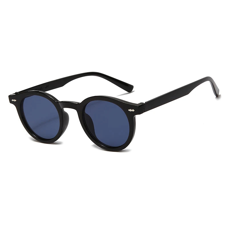 Un paio di Occhiali da Sole neri ovali Unisex stile Ovale moda di PACOSHOP24.COM con lenti UV400 colorate di blu, mostrati angolati su uno sfondo bianco.