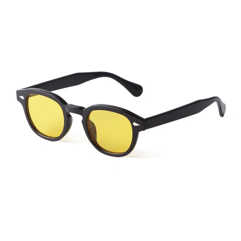 PACOSHOP24.COM Occhiali da sole vintage fashion retrò rotondi Unisex in policarbonato, con montatura nera e lenti tonde gialle, su sfondo bianco.