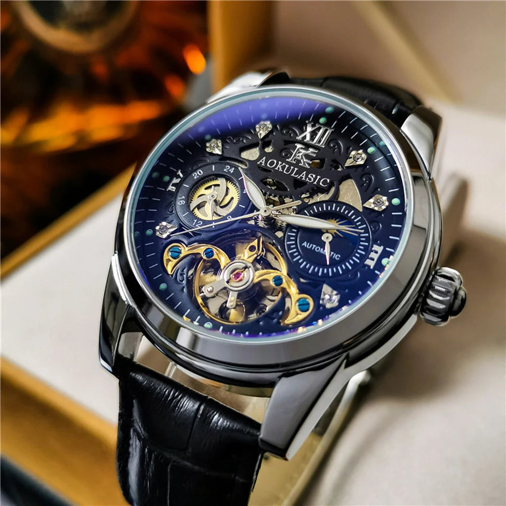 Primo piano di un PACOSHOP24.COM Orologio automatico scheletrato uomo Tourbillon Design con quadrante scheletrato blu e oro, ingranaggi a vista, cassa argentata e cinturino in pelle nera, che evidenzia il suo intricato design meccanico.