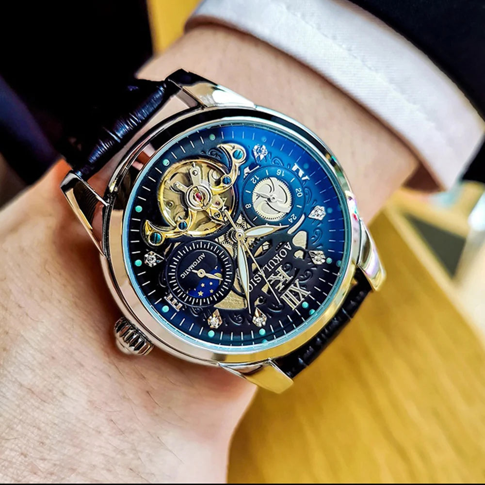 Primo piano dell'Orologio automatico scheletrato uomo Tourbillon Design di PACOSHOP24.COM, con cinturino in pelle nera, quadrante scheletrato blu e oro con numeri romani e ingranaggi a vista, indossato su un polso adatto.