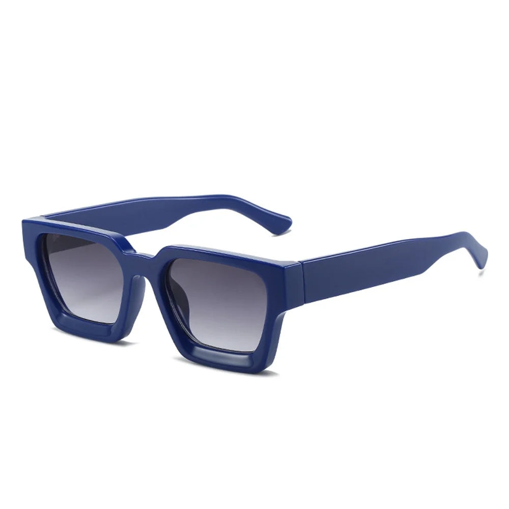 Occhiali da sole con montatura quadrata Fashion Retrò Vintage di PACOSHOP24.COM, blu, con lenti scure sfumate e montatura leggera, su sfondo bianco.