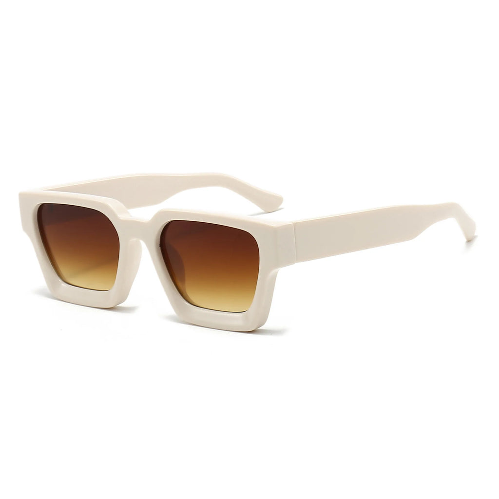 Occhiali da sole con montatura quadrata Fashion Retrò Vintage di PACOSHOP24.COM, in beige con spesse aste e lenti marroni sfumate UV400, su sfondo bianco.