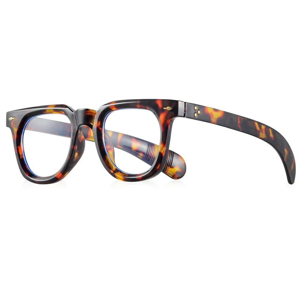 PACOSHOP24.COM Occhiali anti luce blu Retrò wayfarer unisex vintage con montatura rettangolare spessa e tartarugata e lenti trasparenti, visualizzate ad angolo su sfondo bianco.