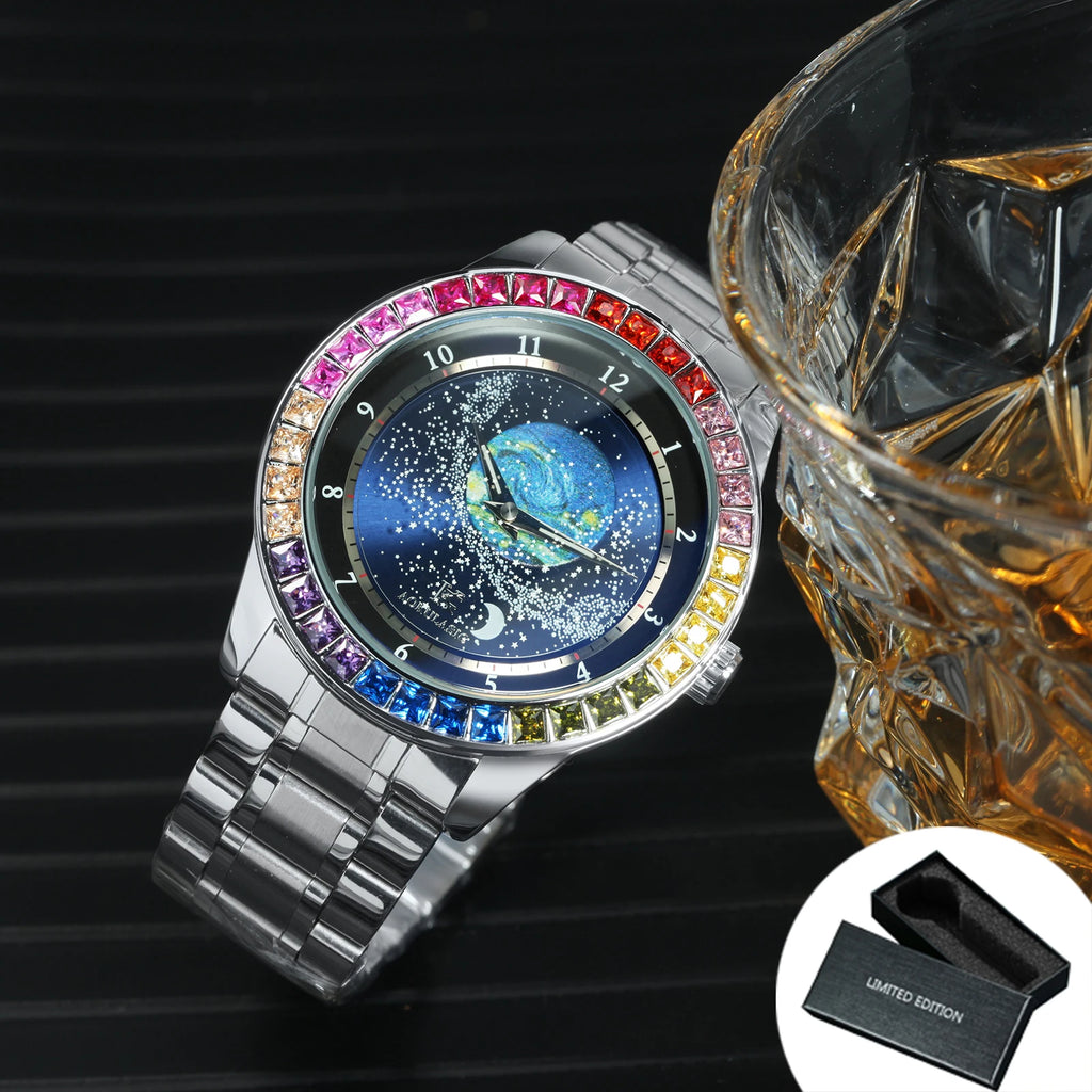 L'Orologio automatico uomo cielo stellato Design luminoso di PACOSHOP24.COM, caratterizzato da lunetta con pietre preziose, quadrante blu celeste e fasi lunari, si trova accanto a un bicchiere di liquido ambrato. Nell'angolo è esposta una scatola nera LIMITED EDITION aperta.
