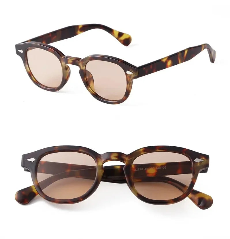 Un paio di PACOSHOP24.COM Occhiali da sole vintage fashion retrò rotondi unisex in policarbonato, con lenti colorate marroni, mostrati di lato e di fronte per evidenziare il design classico della montatura e il motivo tartarugato.